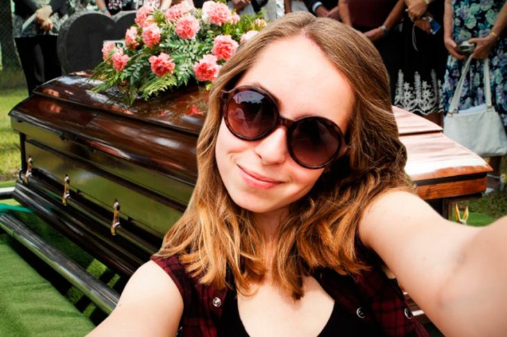 selfie en el funeral de la abuela