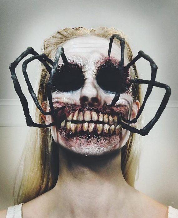 Mujer hace un disfraz maquilla como la mujer maravilla