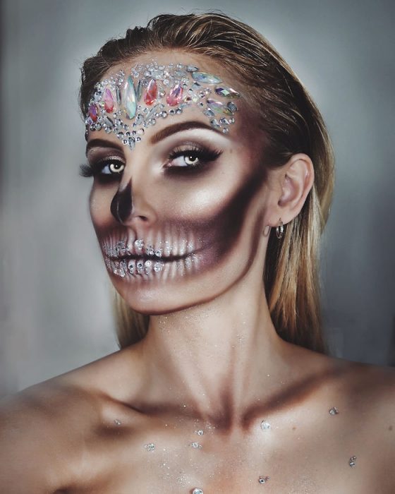 Maquillista hace armadura de la mujer maravilla