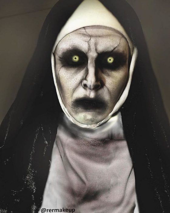 Mujer hace un disfraz maquilla como la mujer maravilla