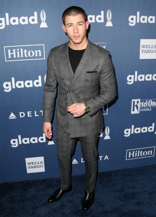 Nick Jonas Guapos en trajes 