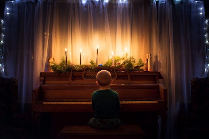 Montaje fotografía profesional navideña en casa decoración árbol luces