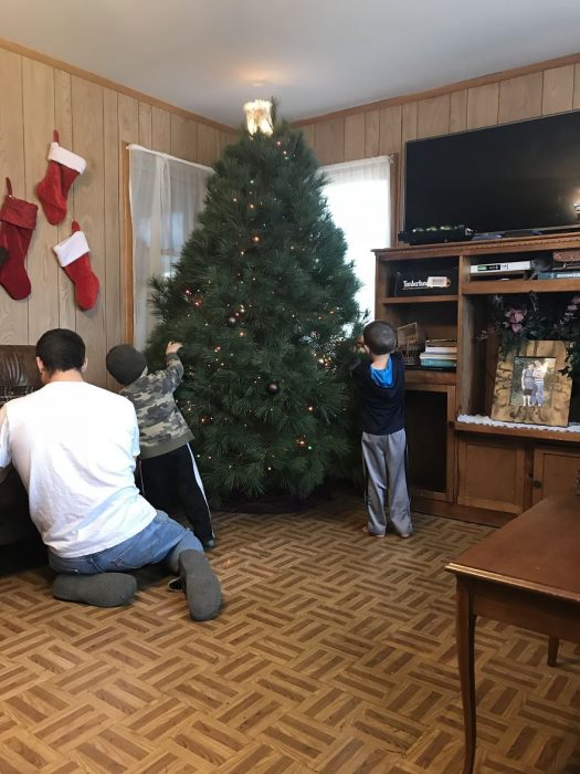 Montaje fotografía profesional navideña en casa decoración árbol luces