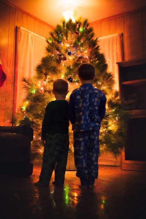 Montaje fotografía profesional navideña en casa decoración árbol luces