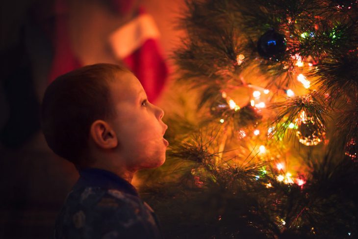 Montaje fotografía profesional navideña en casa decoración árbol luces