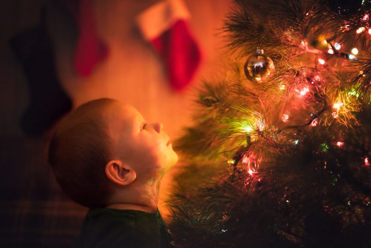 Montaje fotografía profesional navideña en casa decoración árbol luces