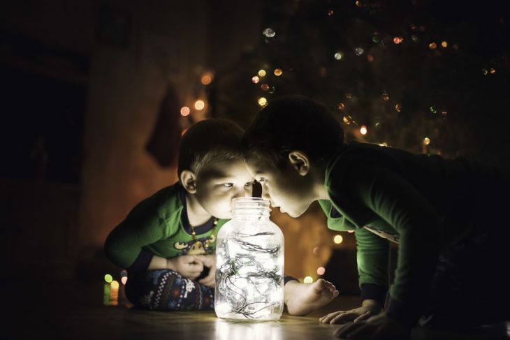 Montaje fotografía profesional navideña en casa decoración árbol luces