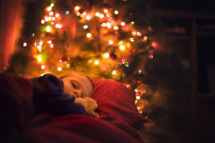 Montaje fotografía profesional navideña en casa decoración árbol luces