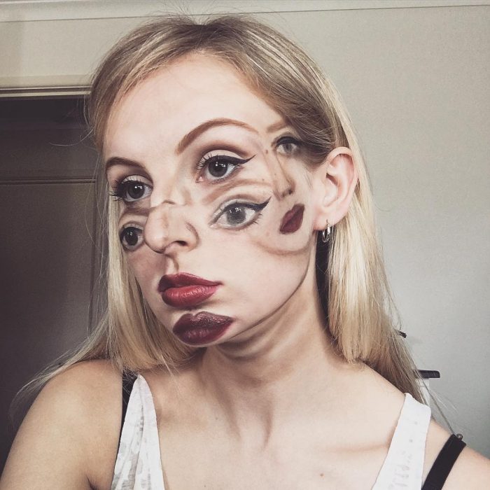 Mujer hace un disfraz maquilla como la mujer maravilla