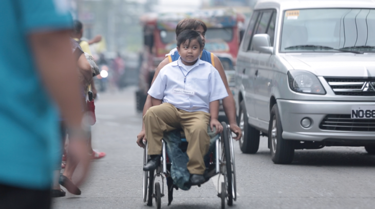 niño silla de ruedas