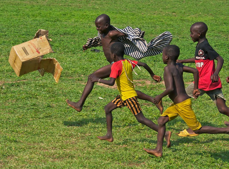 niños jugando tras un caja