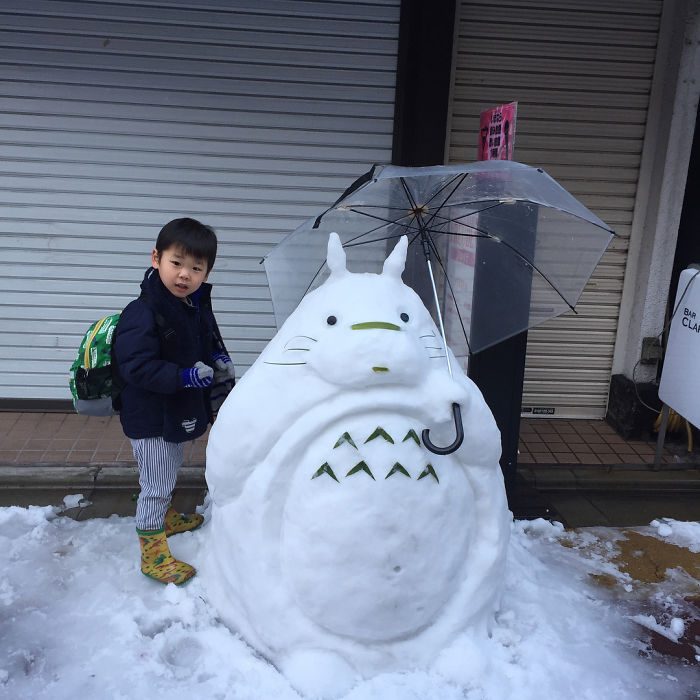 nieve totoro con paraguas