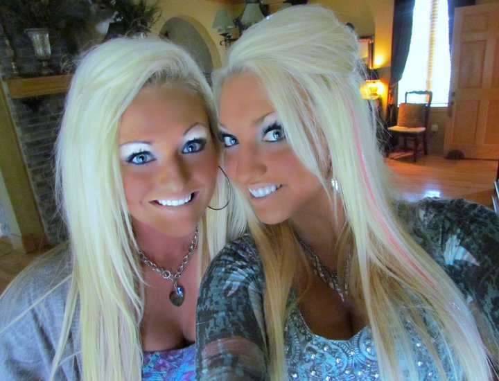 dos mujeres de cabello rubio sonrriendo 
