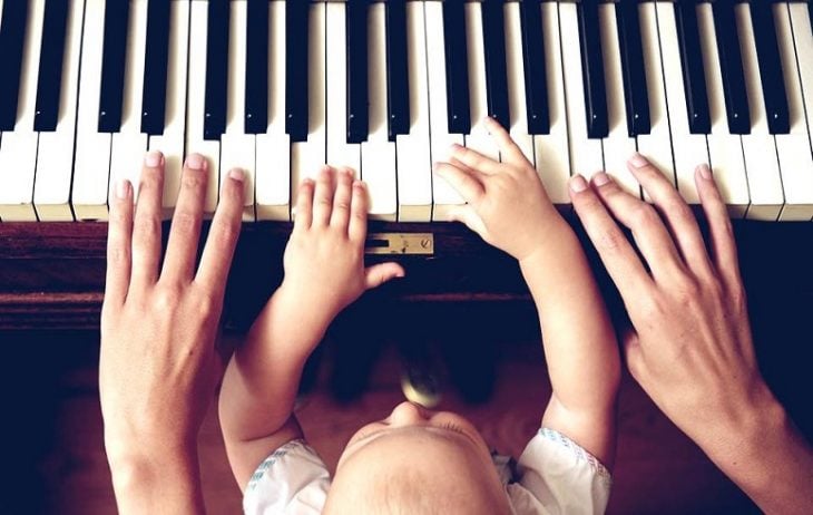 bebe tocando piano