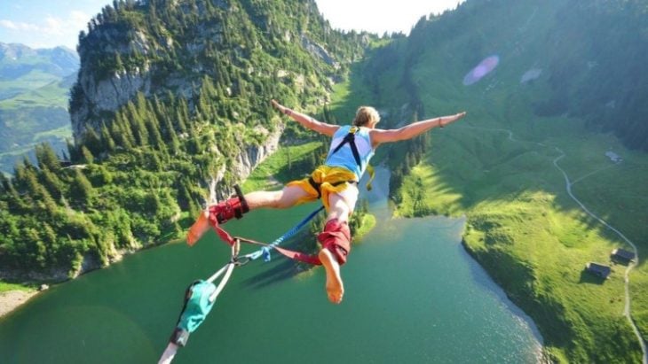 salto en un lago