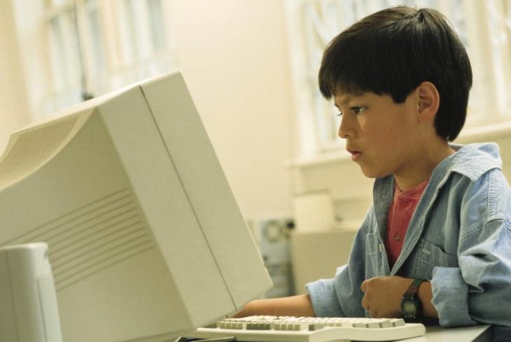 niño en computadora