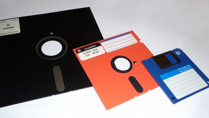 disquetes color negro y rojo