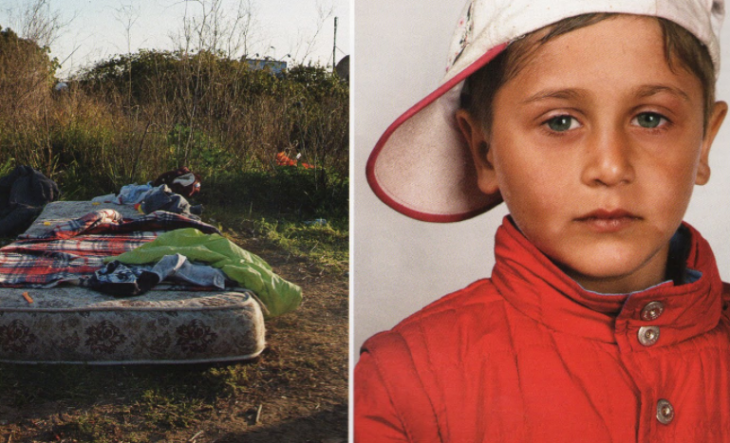 cama en el suelo, niño vestido con chamarra roja y gorra