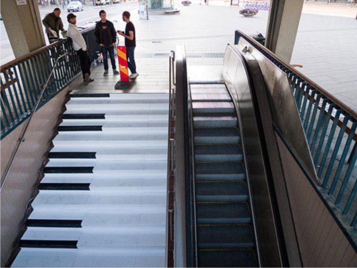 escaleras con forma de teclas de piana
