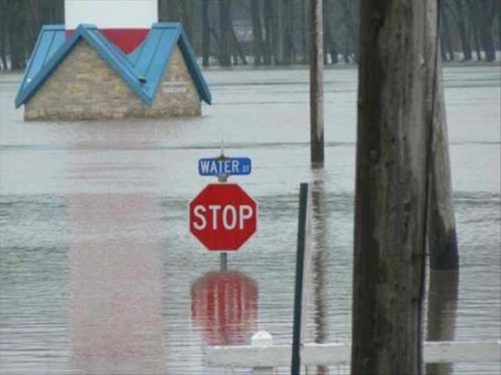 inundación y señal de transito