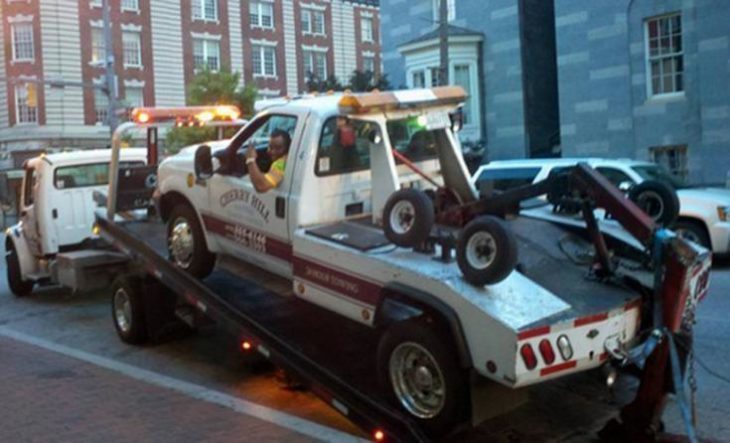 una grua cargando a un carro