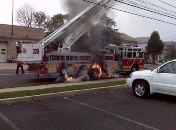 grúa con incendio