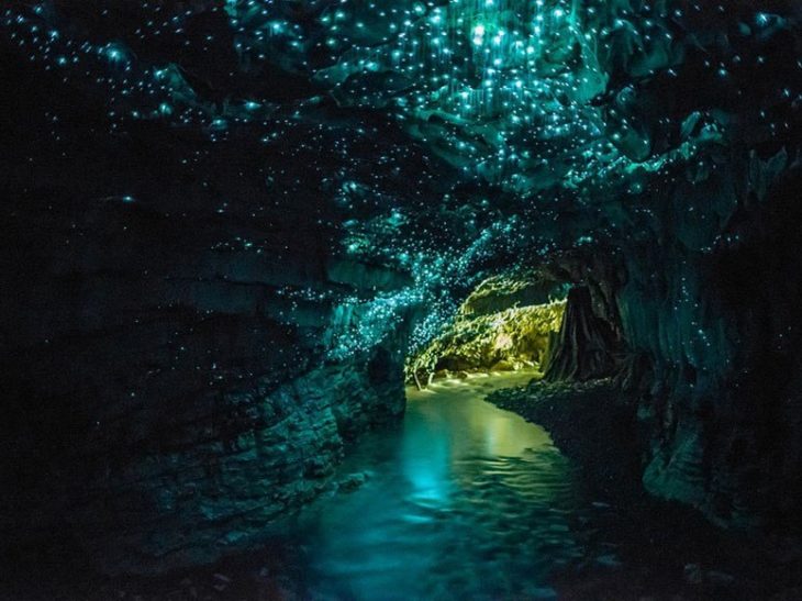 lugar con agua luces en el techo