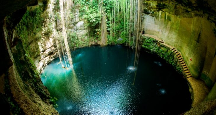 senote de agua rodeado de rocas