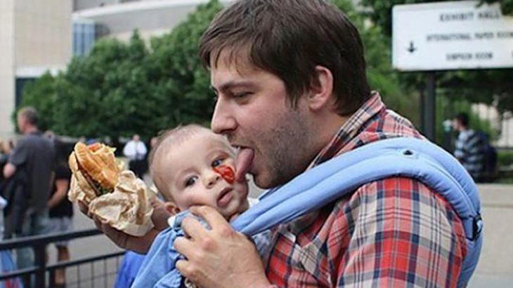 hombre con camisa de a cuadros y un bebe