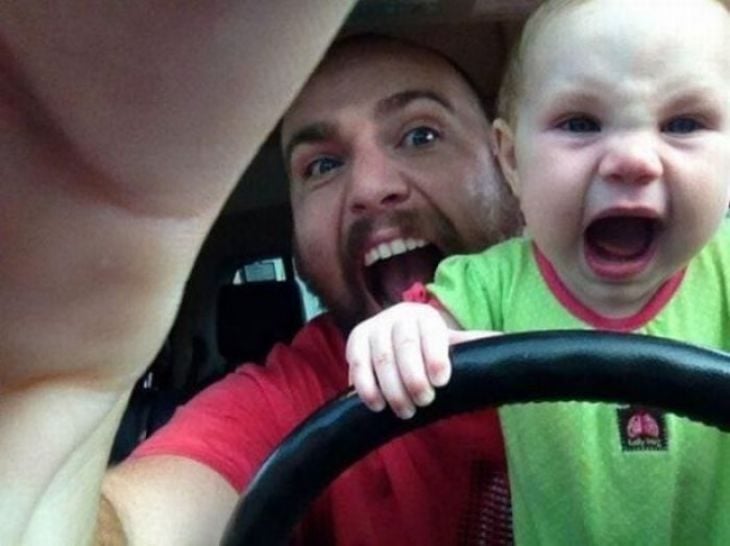hombre y niño tras el volante gritando