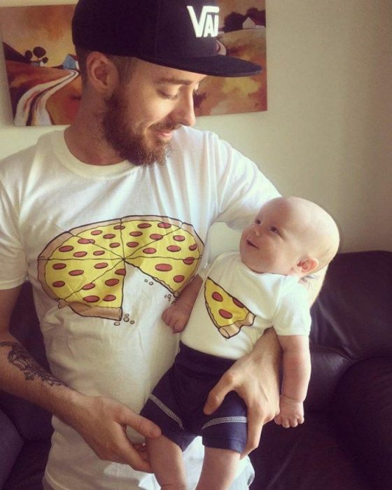 hombre y bebé con playera de pizza