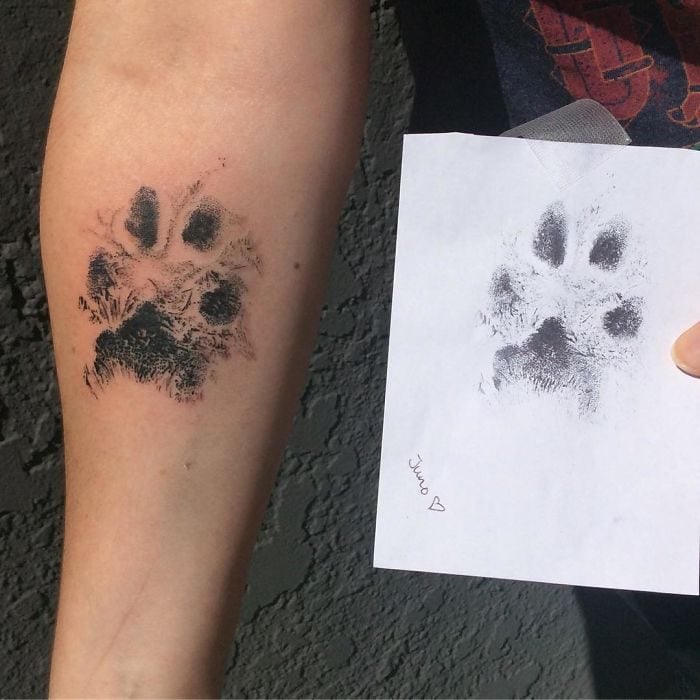 tatuaje en la pierna huella de perro 