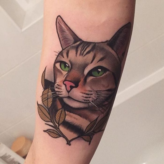 tatuaje de gato en el brazo