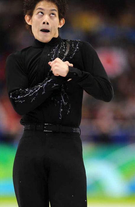 Caras del patinaje- hombre vestido de negro