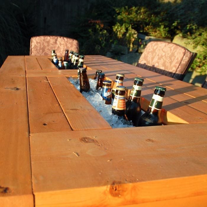 Ideas para espacios pequeños mesa exterior con compartimento para cervezas 