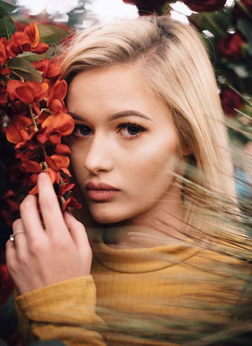 mujer con flores