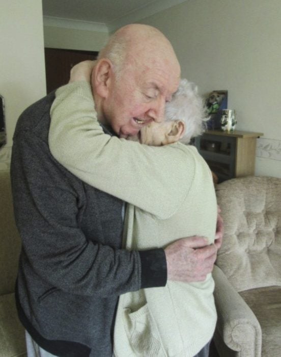 abrazo madre e hijo