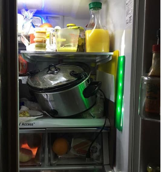 Niño puso olla en el refrigerador