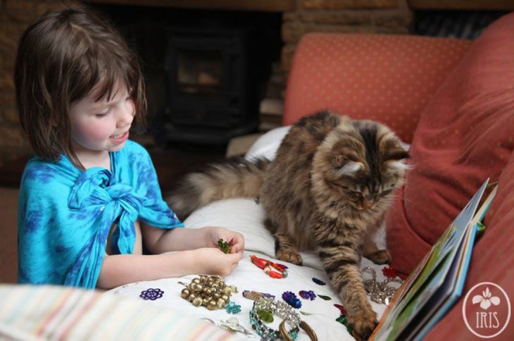 Pequeña autista con su gato