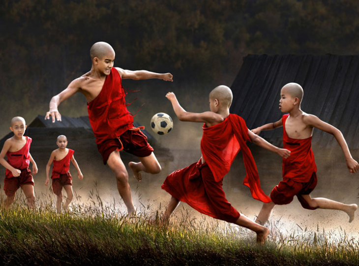 niños vestidos de rojo jugando con un balon