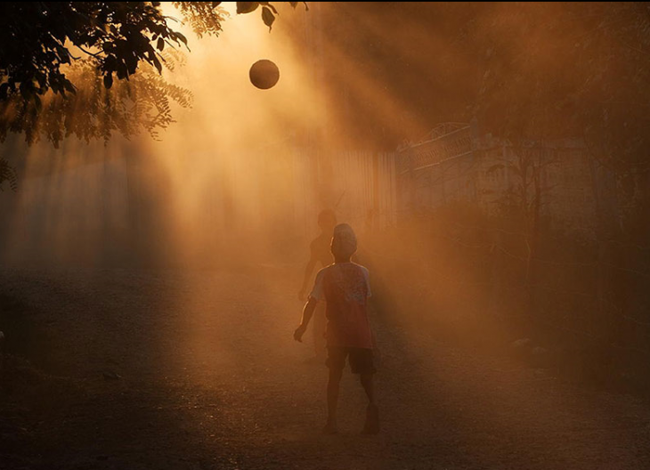 niño jugando en el atardecer