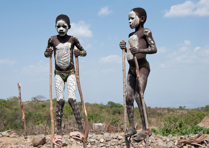 niños pintados de blanco sobre sancos