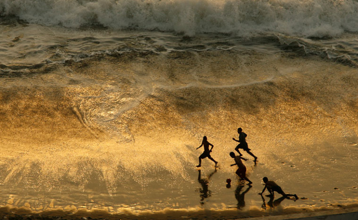 atadecer en la playa niños jugando