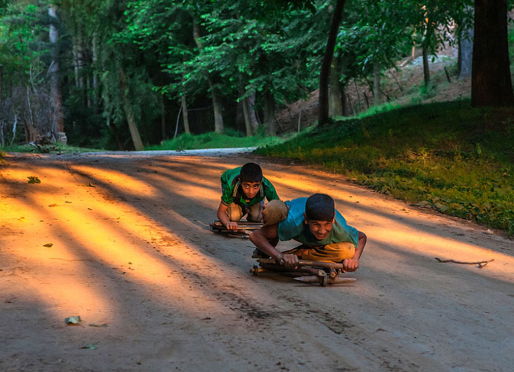 niños bajando colina 