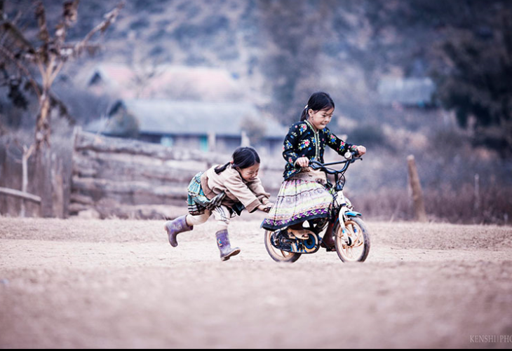 niñas jugando con una bicicleta