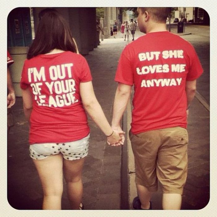 pareja c on playera color roja tomados de la mano