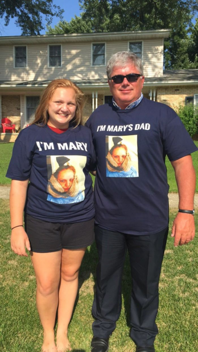 padre e hija con playeras