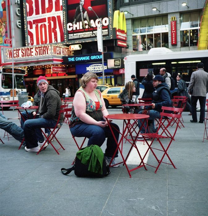 Mujer sentada een mesa roja