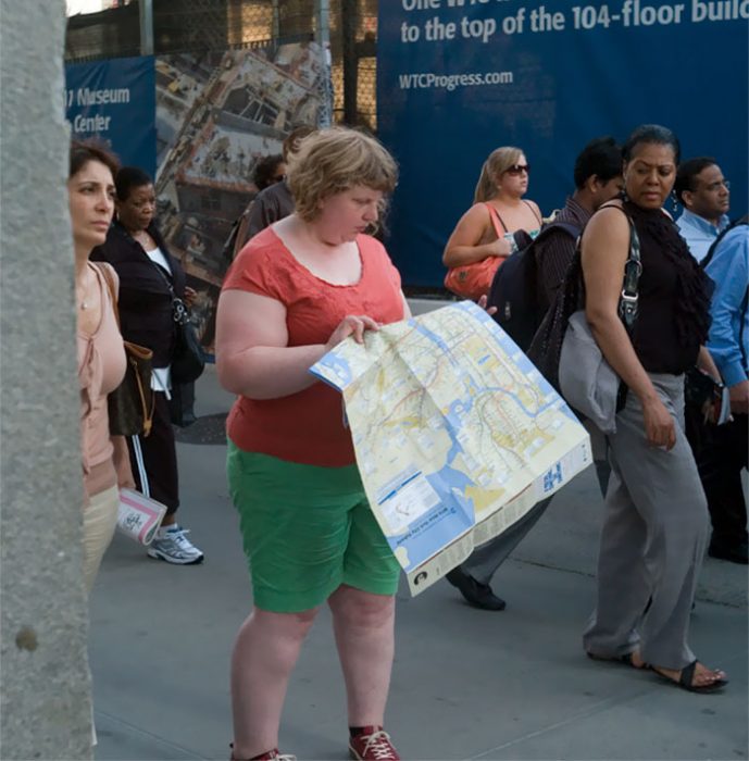 Mujer viendo un mapa