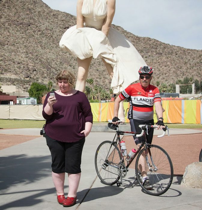 Mujer frente a estatua de marilyn monroe